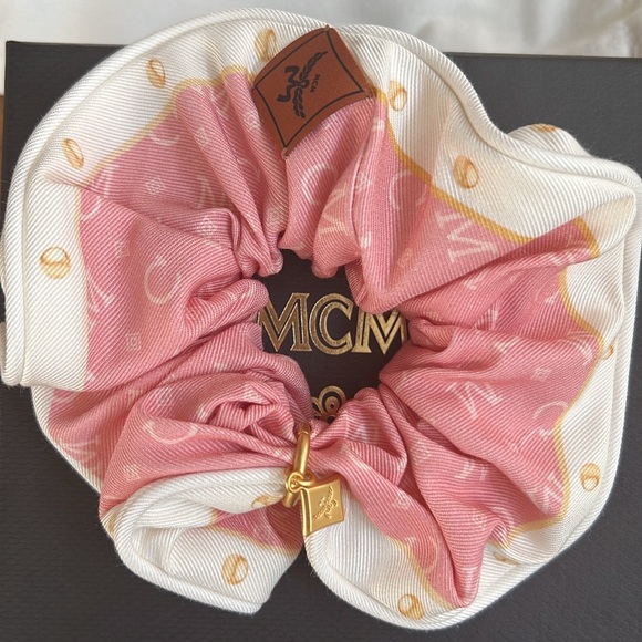 🎁 MCM Scrunchie - Picture 2 of 3